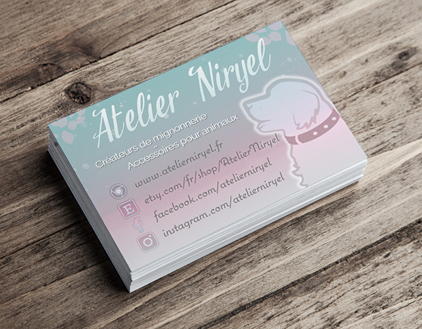 Intégration de la carte de visite réalisée sur Illustrator pour l'Atelier Nyriel, créateur d'accessoires animalier