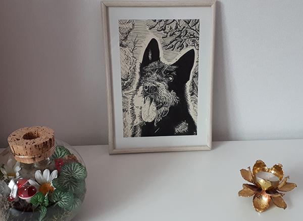 Aperçu une fois mise en cadre d'un dessin de chien de berger noir et blanc réalisé à la main en noir et blanc avec staedler pigment liner