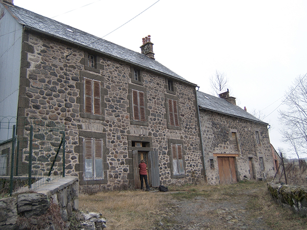 Photographie de la maison auvergnate 1 qui a servi de modèle à la réalisation du dessin personnalisé