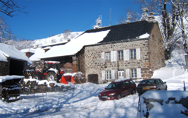 Photographie de la maison auvergnate 2 qui a servi de modèle à la réalisation du dessin personnalisé