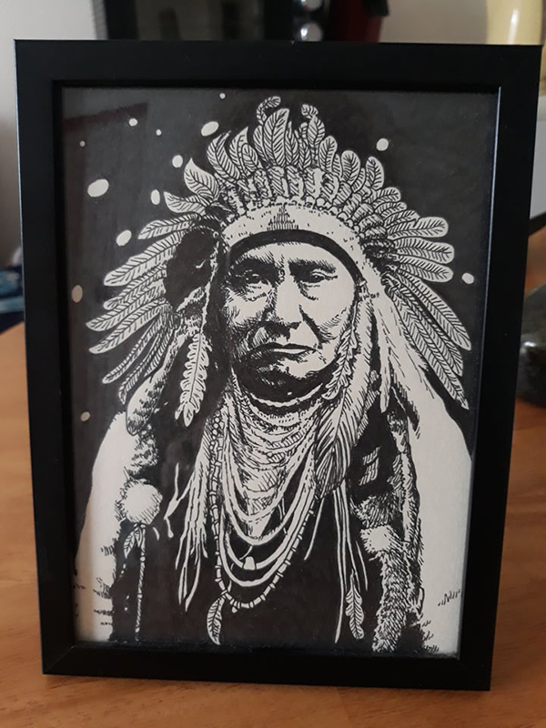 Aperçu une fois mise en cadre d'un dessin de chef indien réalisé à la main en noir et blanc avec staedler pigment liner