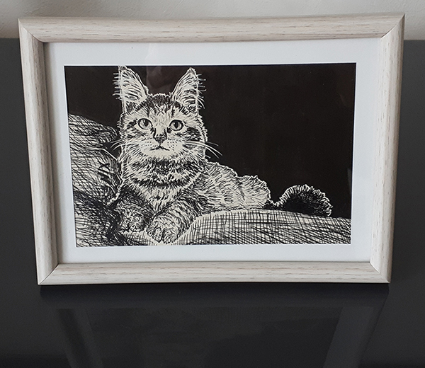 Aperçu une fois mise en cadre d'un dessin de chat tigré gris réalisé à la main en noir et blanc avec staedler pigment liner