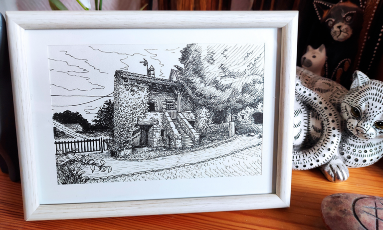 Aperçu une fois mise en cadre d'un dessin de maison en Bourgogne réalisé à la main en noir et blanc avec staedler pigment liner